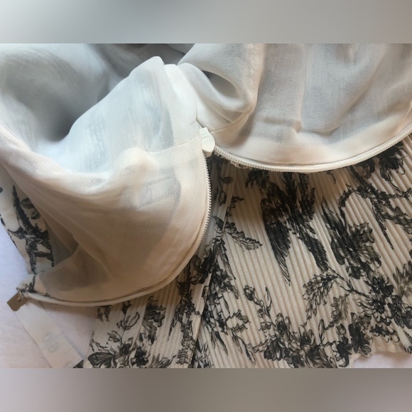 Express Floral Pleated Mini Skirt Cream Black Gray Women’s Size XL - Picture 9 of 13